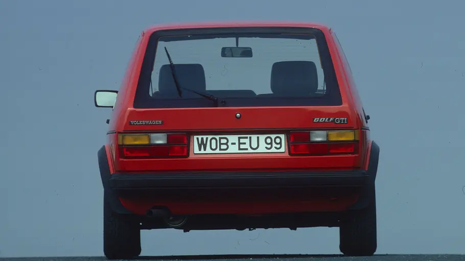 Der VW Golf GTI stehend von hinten