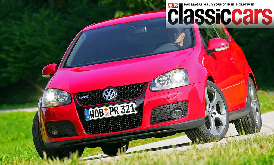 Der VW Golf 5 GTI fahrend von schräg vorne.