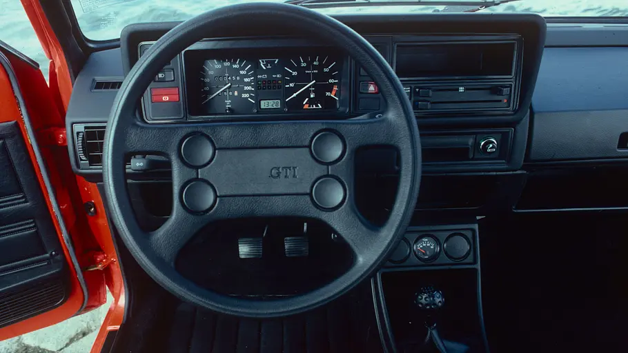 Das Cockpit des VW Golf GTI