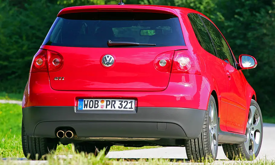 Der VW Golf 5 GTI fahrend von schräg hinten.
