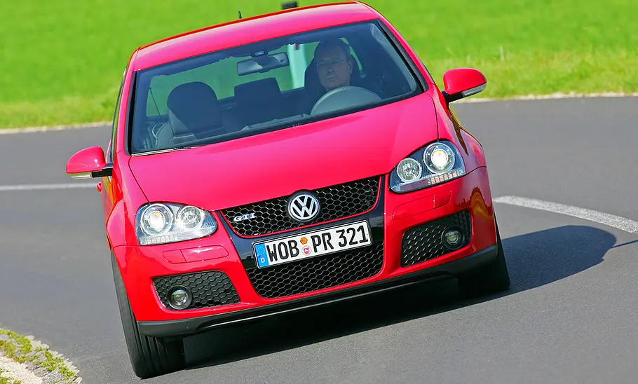 Der VW Golf 5 GTI fahrend von vorne.