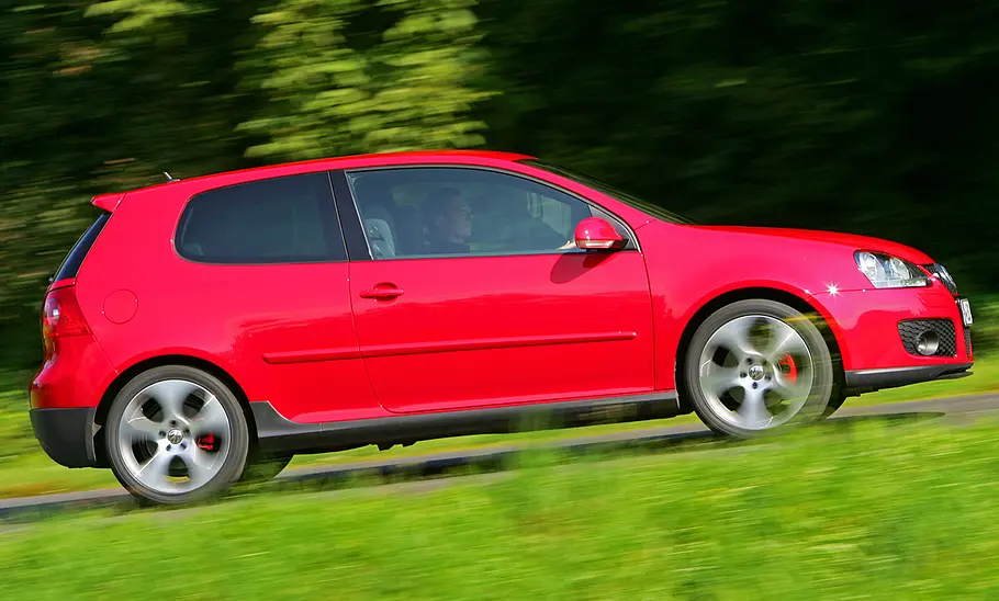 Der VW Golf 5 GTI fahrend seitlich.