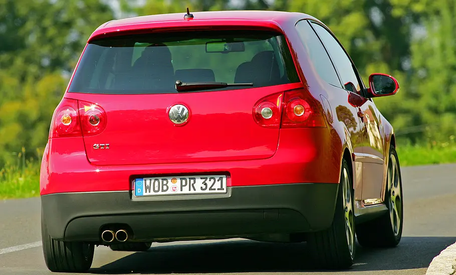 Der VW Golf 5 GTI fahrend von hinten.
