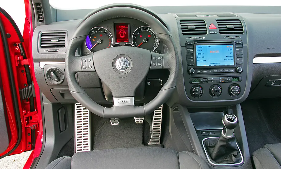 Das Cockpit des VW Golf 5 GTI.