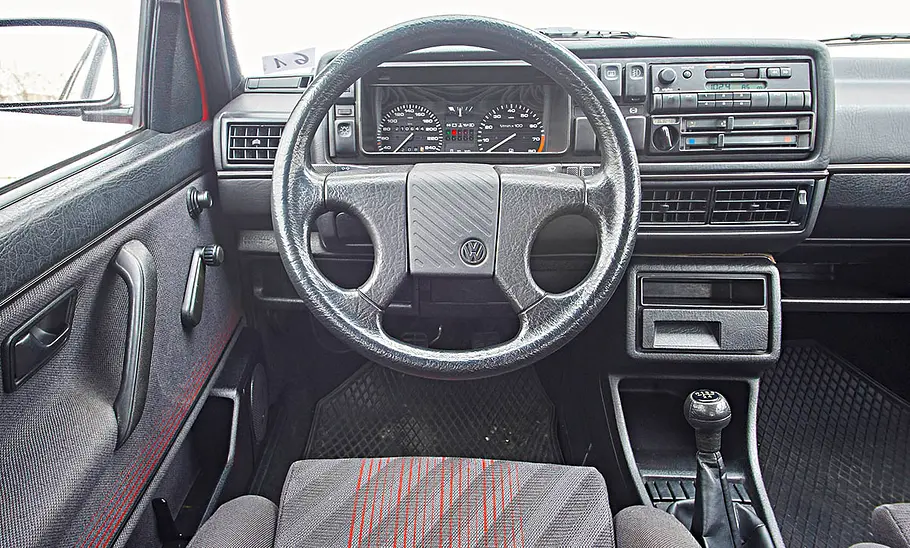 Das Cockpit des VW Golf GTI 16V.