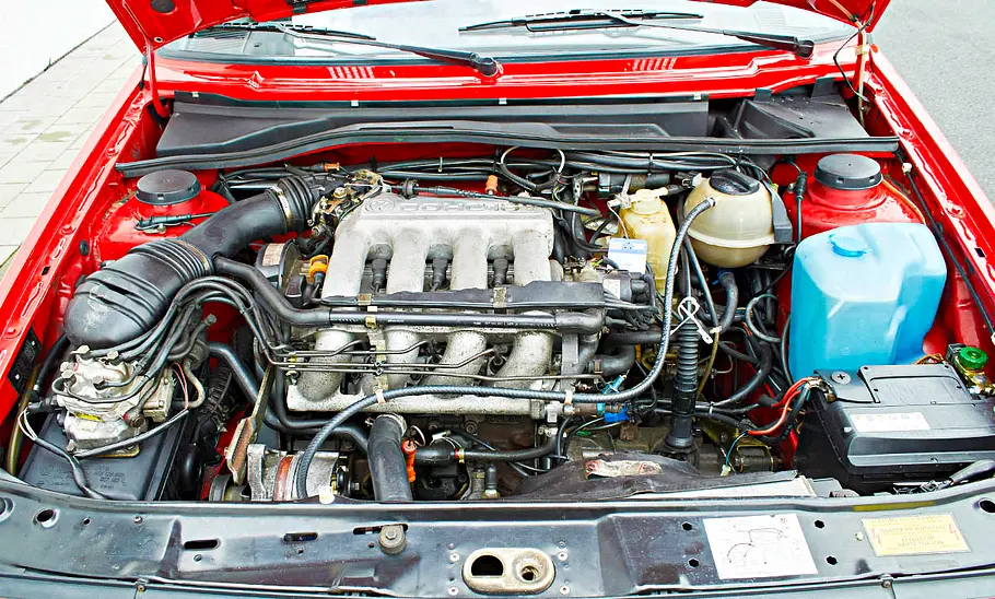 Der Motor des VW Golf GTI 16V.