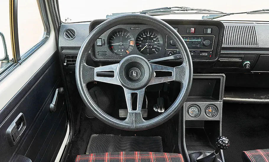 VW Golf GTI Cockpit