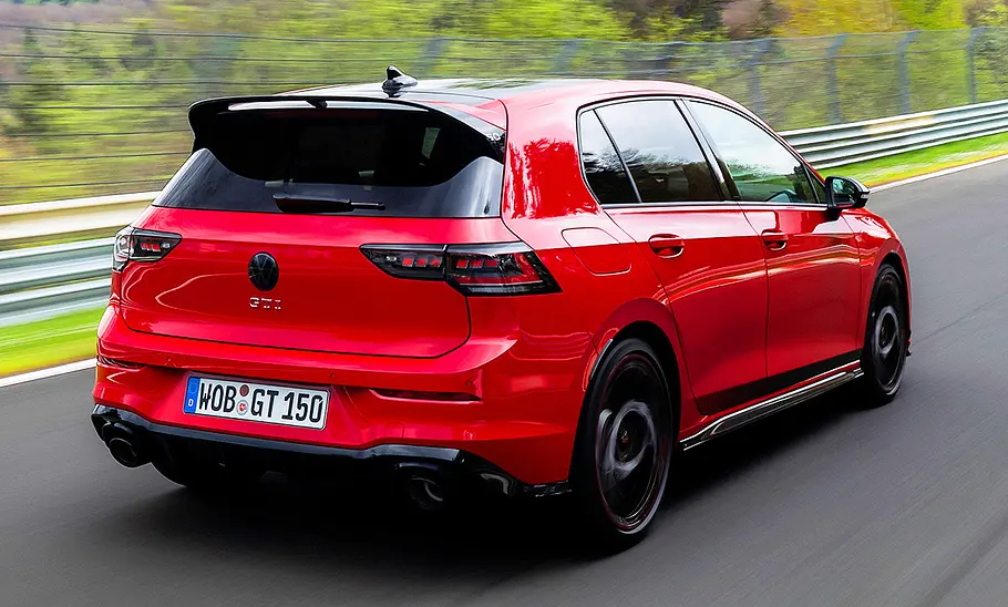 Blick von schräg hinten auf den VW Golf GTI Edition 50, der auf der Nürburgring Nordschleife entlangfährt.
