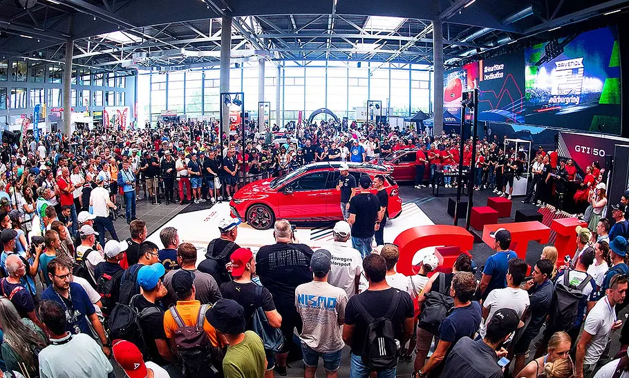 Blick von der Seite auf den VW Golf GTI Edition 50, der inmitten einer Menschentraube präsentiert wird.