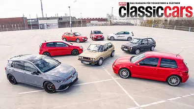 Alle Generationen des VW Golf GTI statisch von schräg oben fotografiert. - Foto: Volkswagen