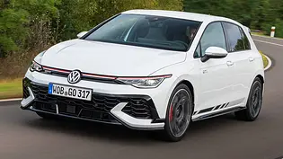 VW Golf GTI Clubsport Facelift (2024): Blick von vorne auf ein fahrendes Auto auf der Landstraße. - Foto: Volkswagen