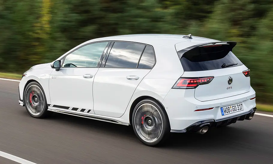 VW Golf GTI Clubsport Facelift (2024): Blick von hinten auf ein fahrendes Auto auf der Landstraße.