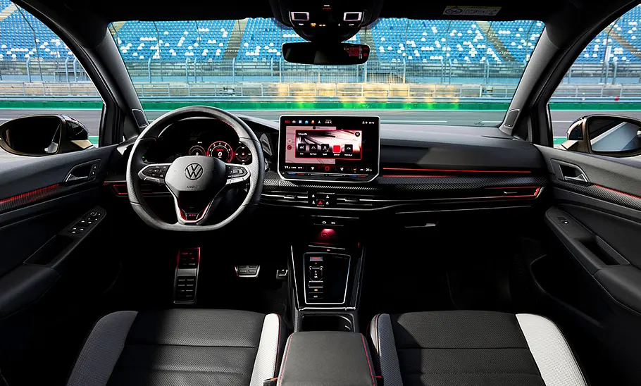VW Golf GTI Clubsport Facelift (2024): Blick in den Innenraum eines Autos.