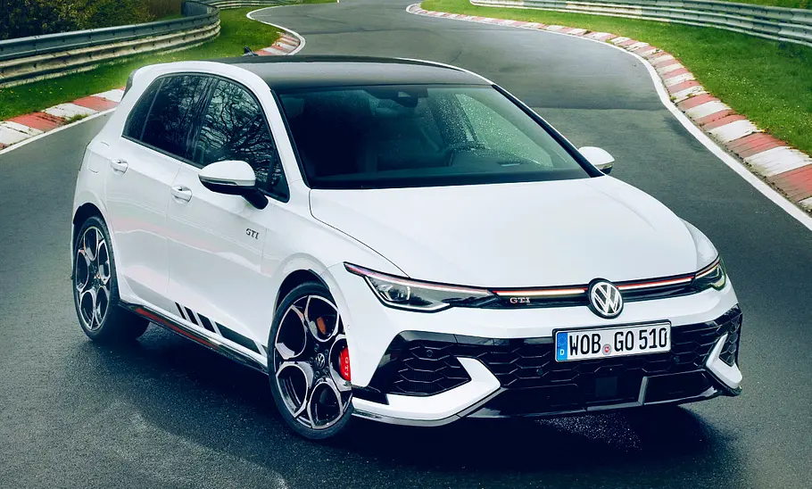 VW Golf GTI Clubsport Facelift (2024): Blick von vorne auf ein stehendes Auto auf der Rennstrecke.