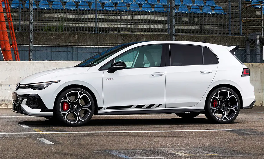 VW Golf GTI Clubsport Facelift (2024): Blick von der Seite auf ein stehendes Auto auf der Rennstrecke.