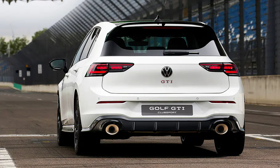 VW Golf GTI Clubsport Facelift (2024): Blick von hinten auf ein stehendes Auto auf der Rennstrecke.