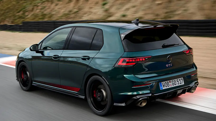 Der VW Golf GTI Edition 50 fährt auf der Rennstrecke Parcmotor de Castellolí und wurde von hinten schräg auf fotografiert.