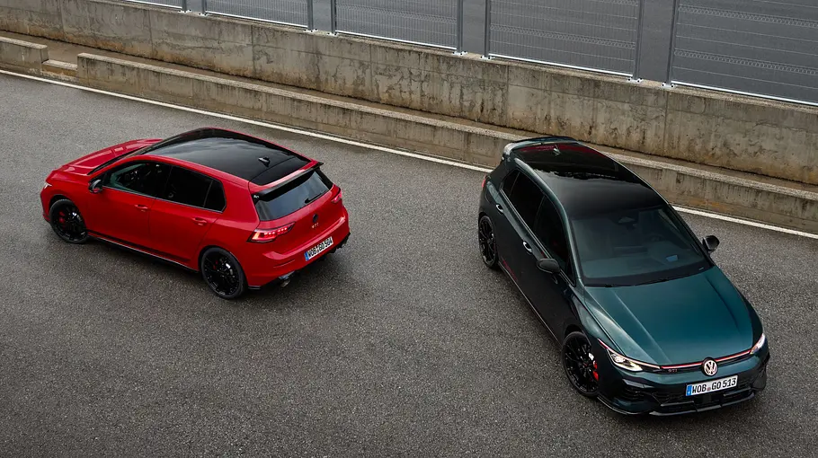Zwei VW Golf GTI Edition 50 stehen nebeneinander und wurden aus der Vogelperspektive fotografiert.