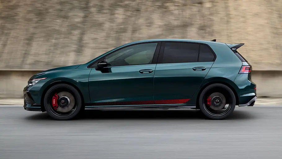 Der VW Golf GTI Edition 50 fährt auf der Rennstrecke Parcmotor de Castellolí und wurde seitlich fotografiert.