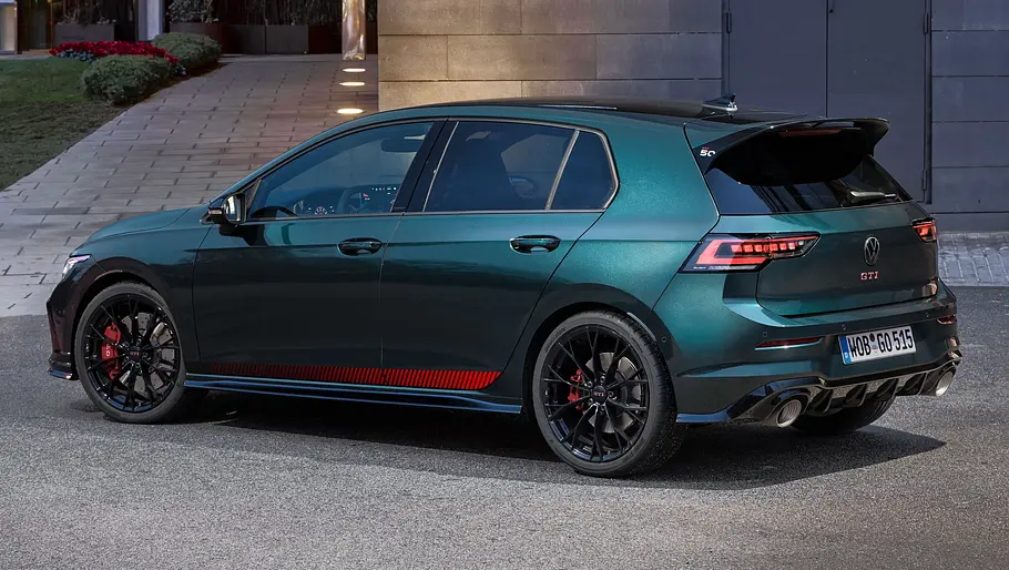 Der VW Golf GTI Edition 50 wurde von schräg hinten fotografiert.
