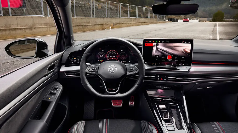 Das Armaturenbrett des VW Golf GTI Edition 50.