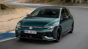 Der VW Golf GTI Edition 50 fährt auf der Rennstrecke Parcmotor de Castellolí und wurde von vorne schräg auf fotografiert. - Foto: VW