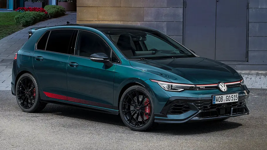 Der VW Golf GTI Edition 50 wurde von schräg vorne fotografiert.