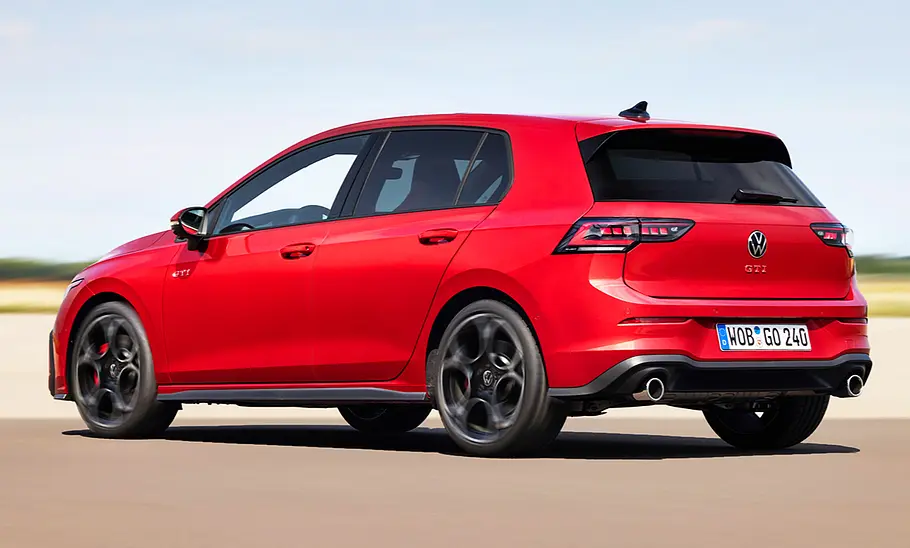 VW Golf 8 GTI Facelift (2024): fahrend; Außenansicht; Heckansicht