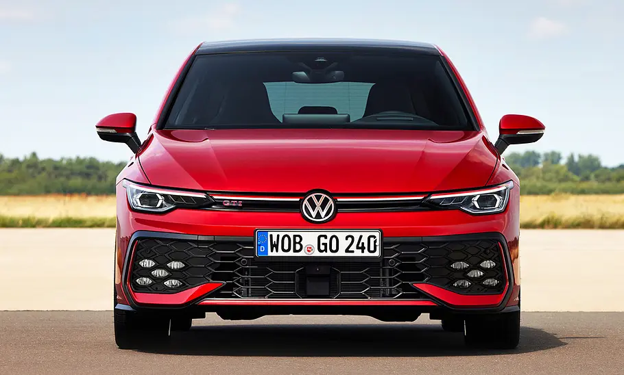 VW Golf 8 GTI Facelift (2024): stehend; Außenansicht; Frontalsicht