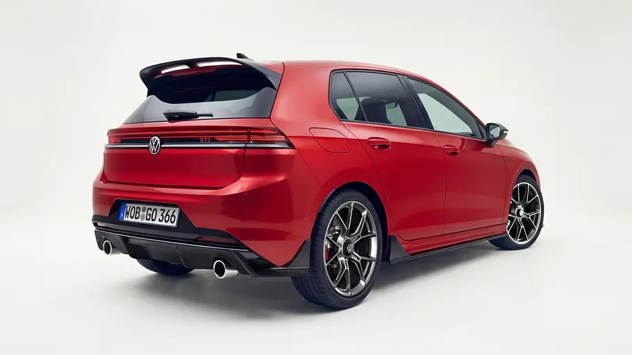 Eine Computer-Illustration zeigt das VW Golf GTI Facelift vor weißem Hintergrund von hinten rechts.