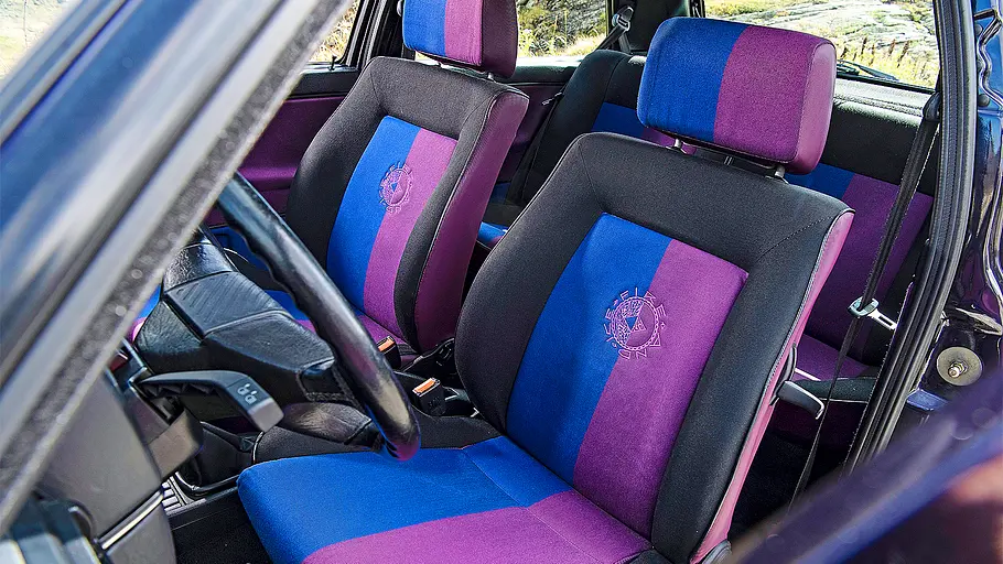 Blick auf die Vordersitze im Innenraum des VW Golf GTI Fire + Ice.
