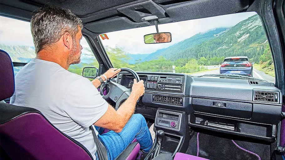 Blick in das Cockpit mit einer Person an Steuer des VW Golf GTI Fire + Ice.