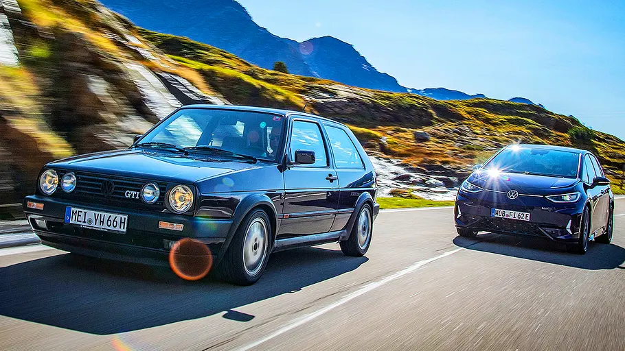 Blick von schräg vorne auf die beiden fahrenden Kompaktsportler VW Golf GTI Fire + Ice und VW ID.3 GTX Fire + Ice.