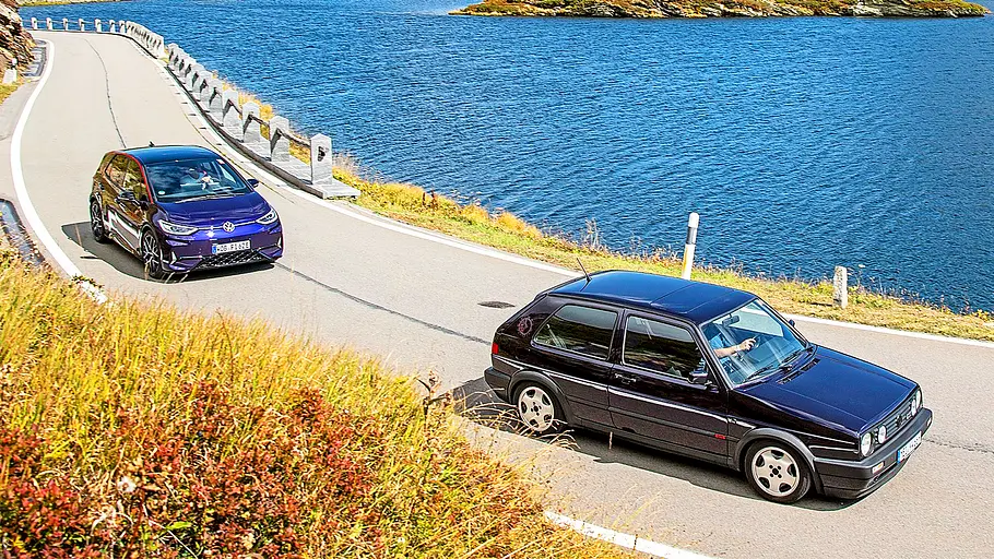 Blick von schräg vorne auf die beiden fahrenden Kompaktsportler VW Golf GTI Fire + Ice und VW ID.3 GTX Fire + Ice.