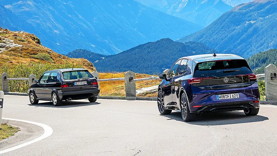 Blick von schräg hinten auf die beiden fahrenden Kompaktsportler VW Golf GTI Fire + Ice und VW ID.3 GTX Fire + Ice.