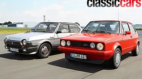 Der Fiat Ritmo 125 TC Abarth/VW Golf GTI Pirelli fahrend von schräg vorne fotografiert. - Foto: Daniela Loof