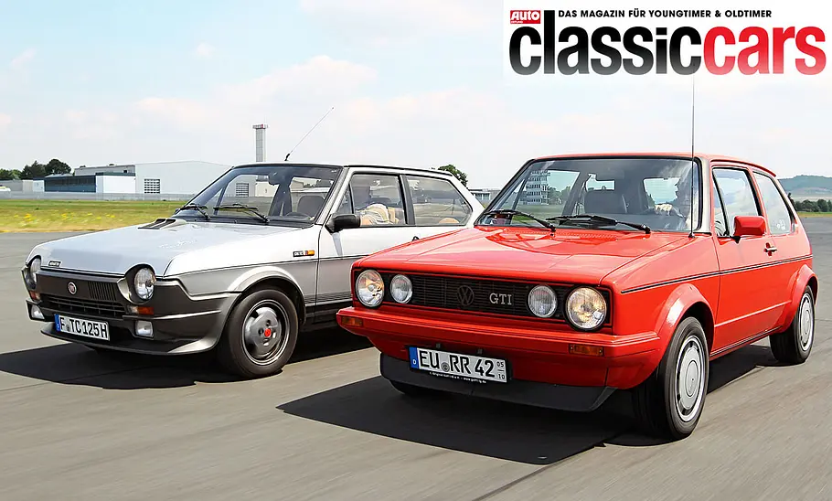Der Fiat Ritmo 125 TC Abarth/VW Golf GTI Pirelli fahrend von schräg vorne fotografiert.