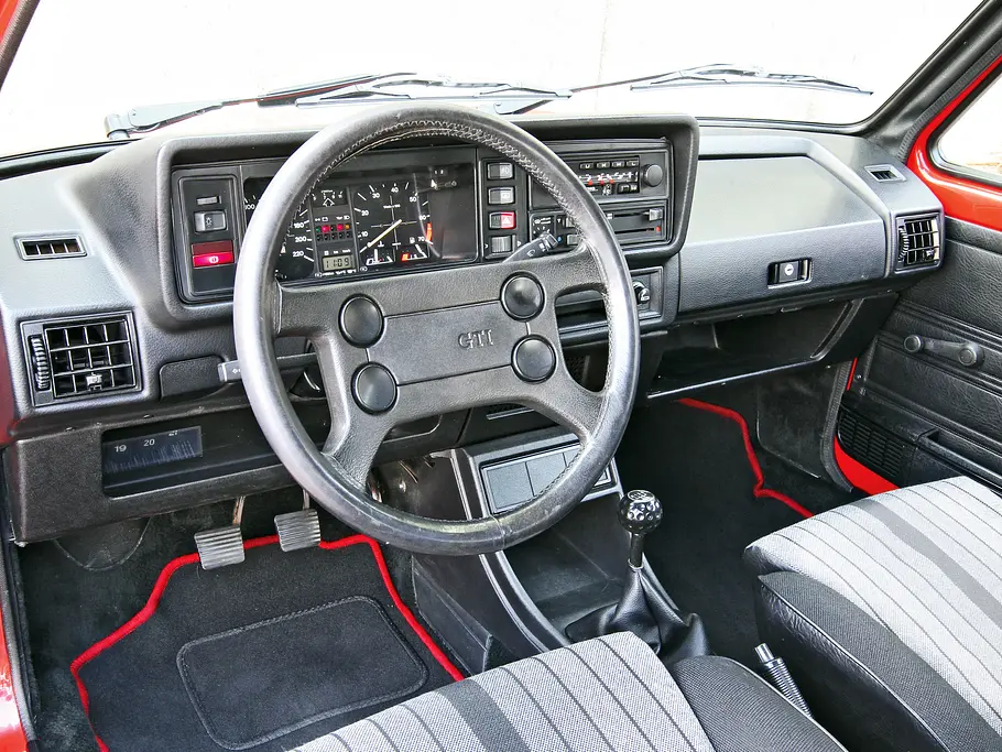 VW Golf GTI Pirelli Kaufberatung Bilder technische Daten Cockpit