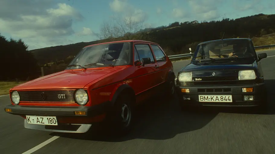 VW Golf GTI und Renault 5 Alpine Turbo fahrend von schräg vorne