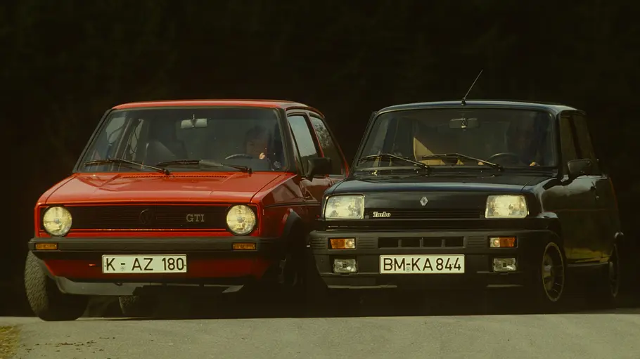 VW Golf GTI und Renault 5 Alpine Turbo stehend von vorne
