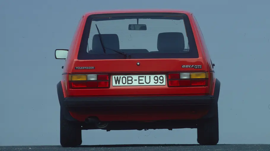 Der VW Golf GTI stehend von hinten