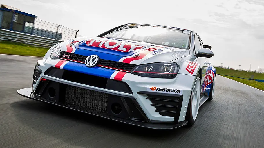 Der VW Golf GTI TCR von schräg vorne fotografiert.
