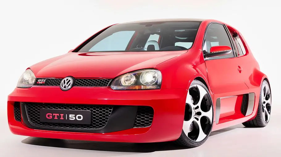 VW Golf GTI W12-650 statisch von schräg vorne fotografiert. 