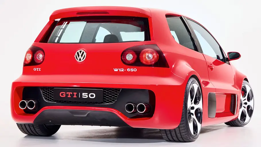 VW Golf GTI W12-650 statisch von schräg hinten fotografiert. 