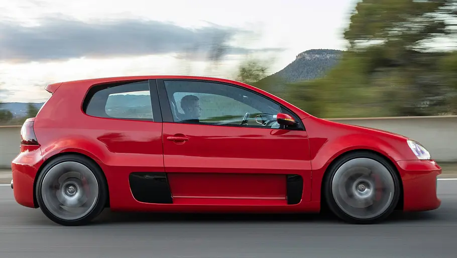 VW Golf GTI W12-650 fahrend von der Seite fotografiert. 