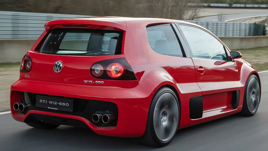 VW Golf GTI W12-650 fahrend von schräg hinten fotografiert. 