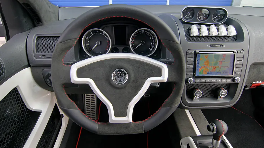 Das Cockpit des VW Golf GTI W12-650. 
