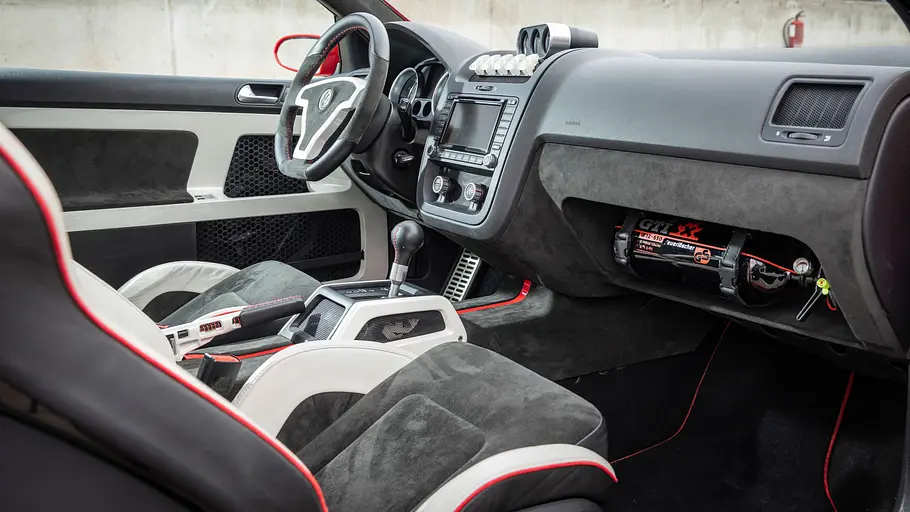 Das Interieur des VW Golf GTI W12-650. 