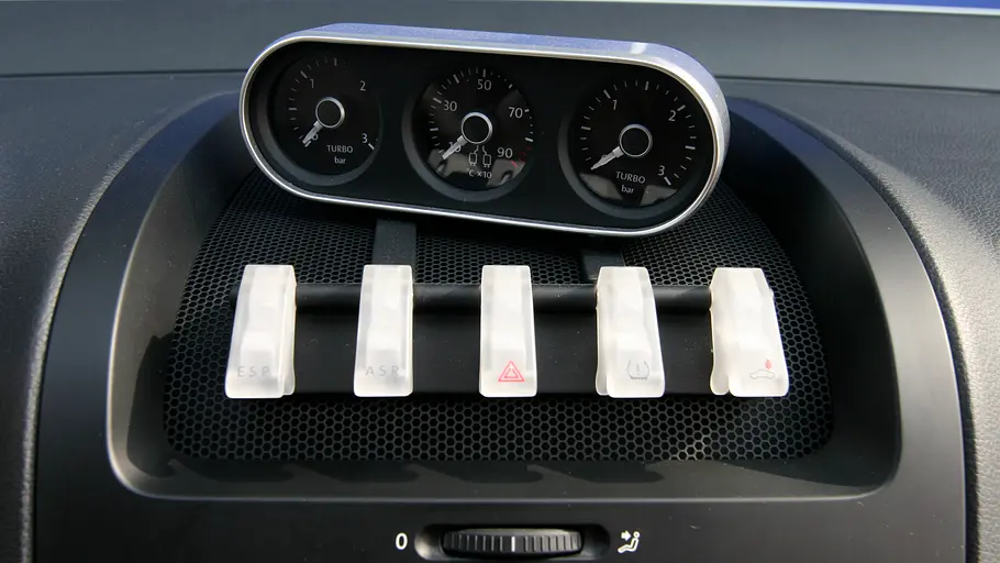 Zusatzinstrumente des VW Golf GTI W12-650. 