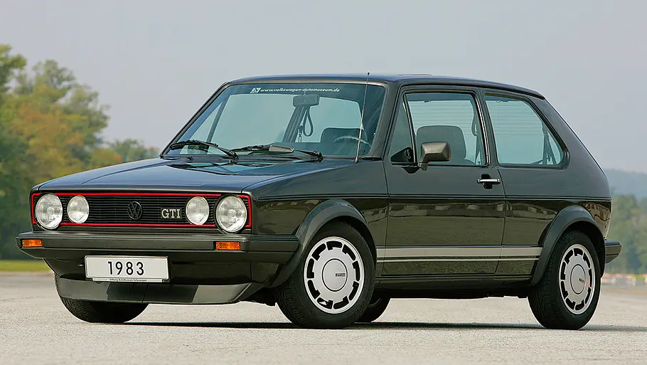 Der VW Golf 1 GTI Pirelli statisch von schräg vorne fotografiert.